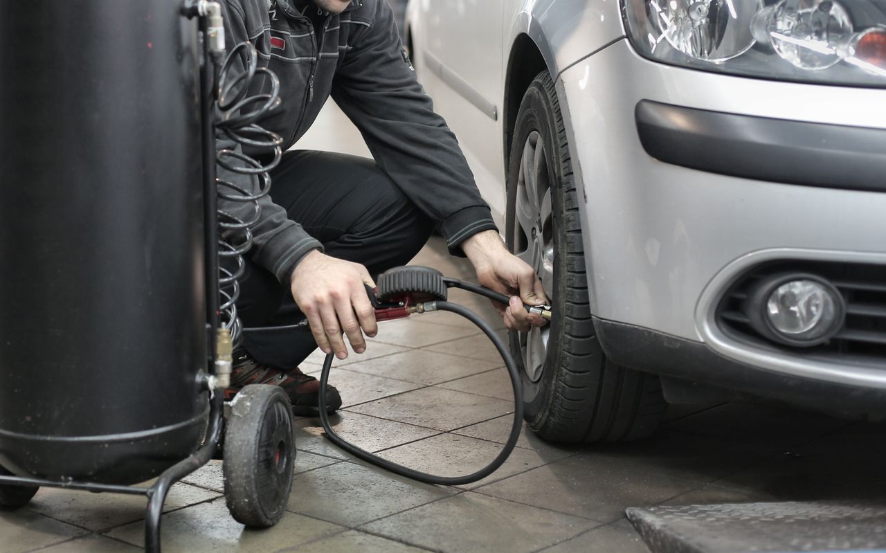 Compressed air being used to inflate a vehicle tyre
